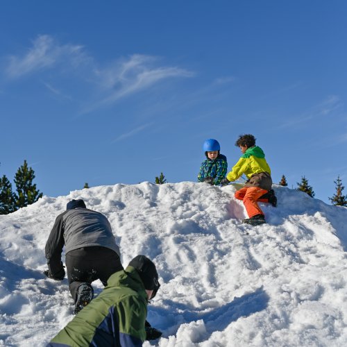 <img alt="" src="/images/6/f/a/e/e/6faee831fc281e3b45df650ec20603f72df1a866-schneetag2024-16-von-43.jpg?alt" />